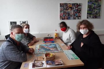 Après-midi jeux de société, 4 tables, 4 personnes avec 4 ambiances différentes: Monopoly, jeux de l'oie, Scrabble et Memory. Grâce au masque, le braquage de la banque se fait plus facilement.
